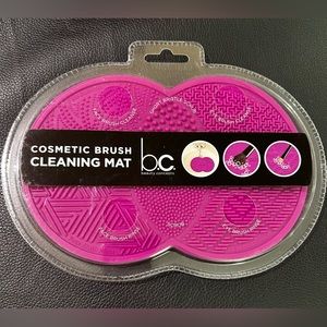 Cosmetic brush cleaning mat